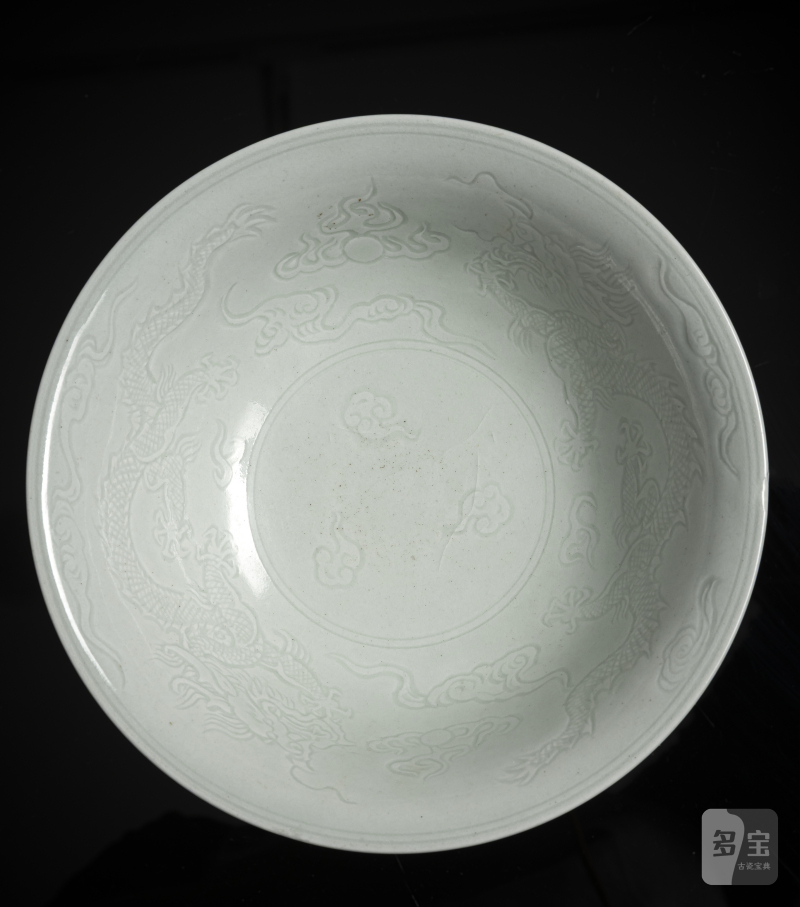 A copper-red glazed porcelain 'stemcup' with anhua decoration of dragons inside - 图3